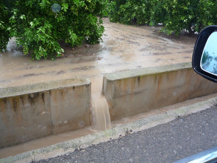 Exceso de agua en el escurridero de un campo (2009).